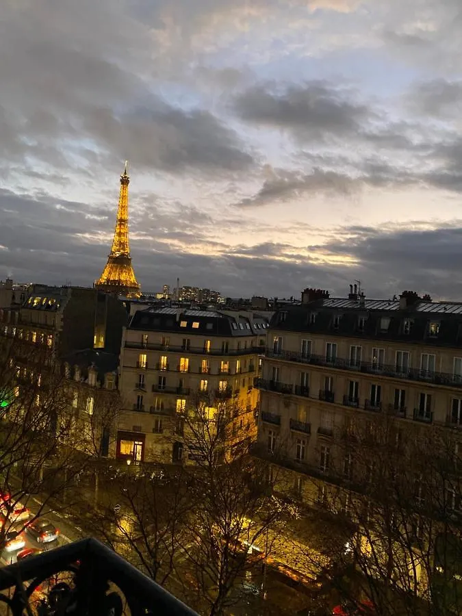 The Eiffel Tower Room Parigi 0*,  Francia